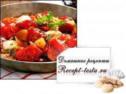 Колбаски кабанос с томатами и моцареллой