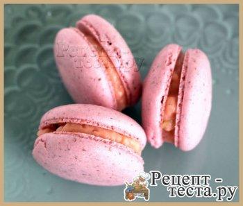 Розовое печенье макарон